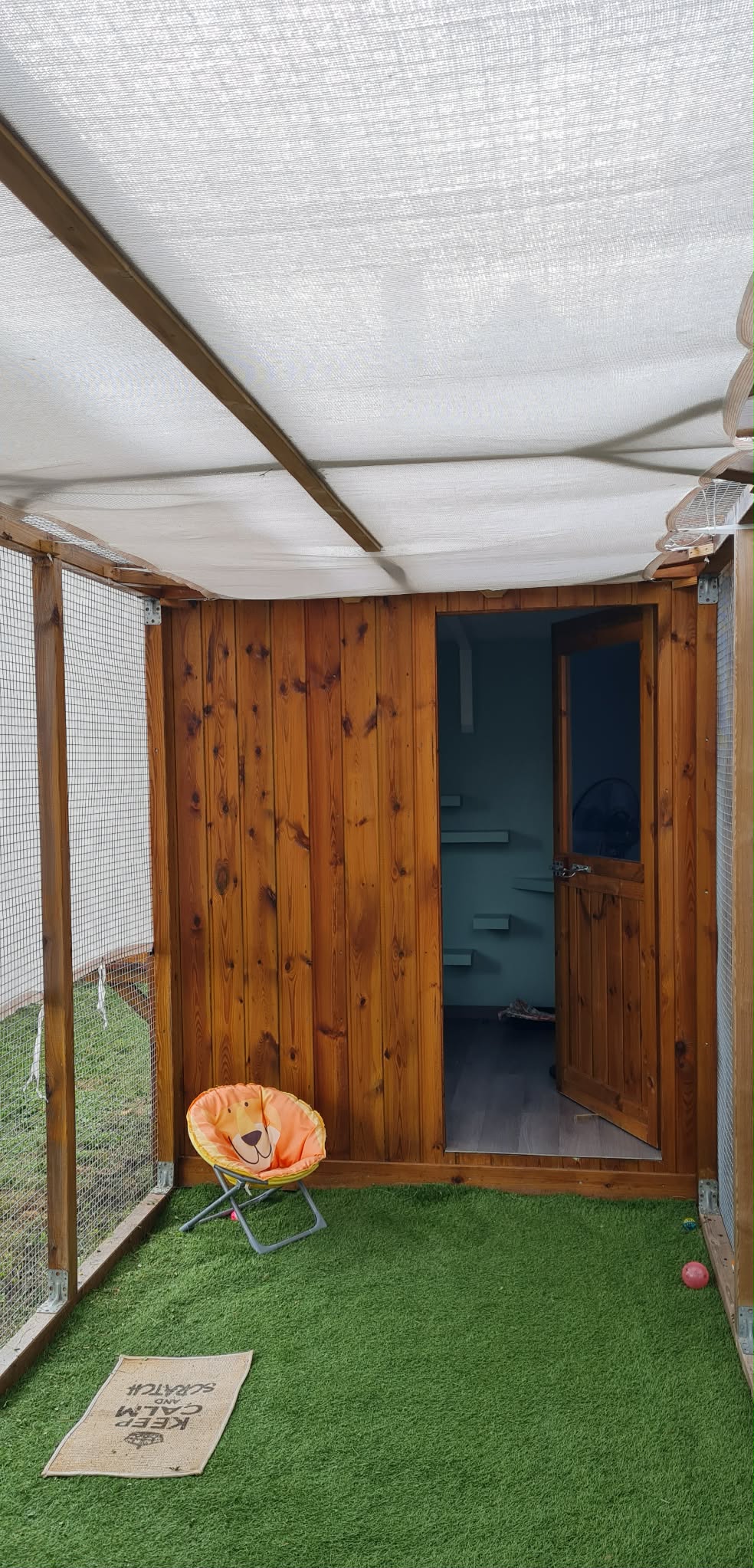 Chalet d'été en bois avec jardinet sur pelouse et pergola